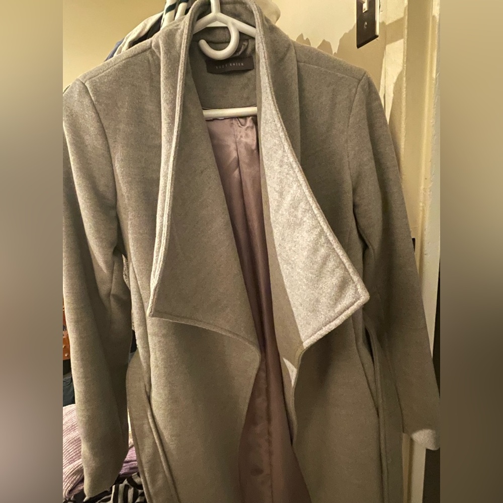 Suzy Shier Light Gray Women's Size XS Trench Coat with belt